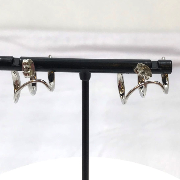 Trendy 3 Claws Cubic Zirconia Gold Tone Post Earrings NWT - Picture 4 of 7